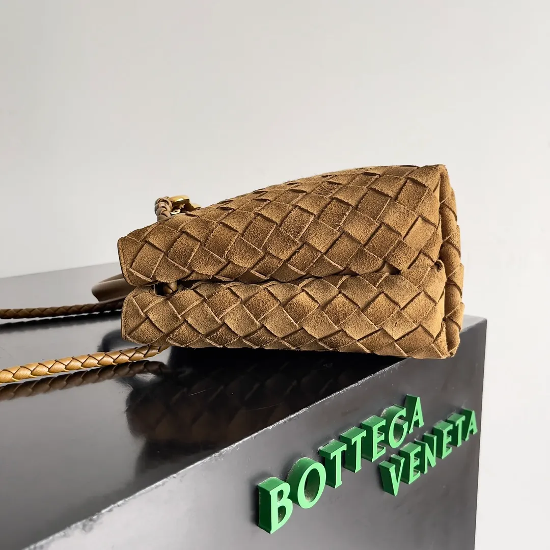The 2023 new Andiamo batch of 1960 BV has been shipped‼ ️Really popular🔥The new Andiamo woven handbag launched by Bottega Veneta this season is really popular all over the world! ! Celebrities at home and abroad have worn it, and Oscar-winning actress Michelle Yeoh has taken it out on the street. Song Jia, Trai Yara, Yu Feihong, Sanji Ayaka, Rosie Hunting-Whiteley, Yoshioka Riho, etc. have all picked up this bag. It is classic and versatile, showing off its temperament, and the bag capacity is also large, which is very convenient for daily commuting! ! A variety of carrying methods, the shoulder straps can be adjusted by yourself, the original lambskin feels soft and delicate, and the neutral style is made to break gender boundaries and bring a more practical and longer-lasting use experience. Andiamo, which has both elegant and casual styles, perfectly interprets the true appearance of "fashionable old money style". Style number: 743568 (suede) Size: 25*22*10.5cm
